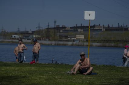 Екатеринбург. Горожане отдыхают на пряже у ВИЗ-пруда, во время режима самоизоляции введеного для нераспространения новой коронавирусной инфекции COVID-19