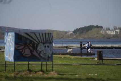 Екатеринбург. Сотрудники полиции беседуют с мужчиной на пляже,нарушающим режим самоизоляции, введеный для нераспространения новой коронавирусной инфекции COVID-19