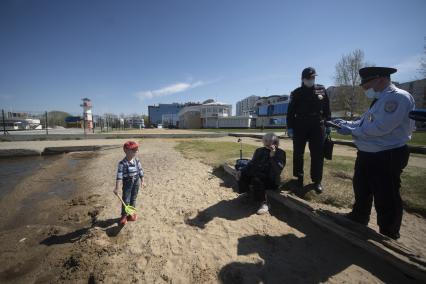 Екатеринбург. Горожане покидают пляж во время полицейского рейда по зонам отдыха. Из-за теплой погоды многие горожане идут отдыхать на пляжи, во время режима самоизоляции введеного для нераспространения новой коронавирусной инфекции COVID-19