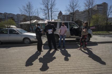 Екатеринбург. Сотрудники полиции сопровождают женщину задержаную на пляже, за нарушение режима самоизоляции введеного для нераспространения новой коронавирусной инфекции COVID-19