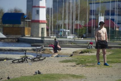 Екатеринбург. Горожане покидают пляж во время полицейского рейда по зонам отдыха. Из-за теплой погоды многие горожане идут отдыхать на пляжи, во время режима самоизоляции введеного для нераспространения новой коронавирусной инфекции COVID-19