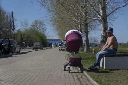 Екатеринбург. Горожане отдыхают на пряже у ВИЗ-пруда, во время режима самоизоляции введеного для нераспространения новой коронавирусной инфекции COVID-19