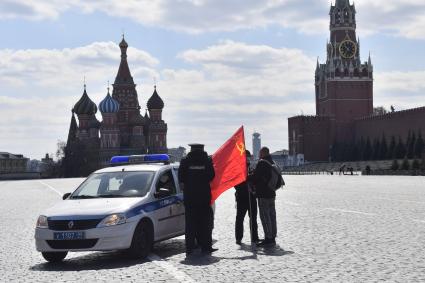 Москва.  Сотрудники полиции проверяют документы у прохожих во время режима самоизоляции на Красной площади.