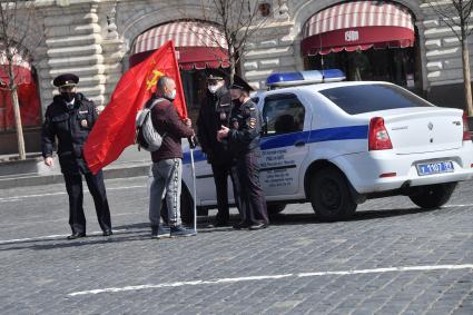 Москва.  Сотрудники полиции проверяют документы у прохожих во время режима самоизоляции на Красной площади.