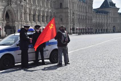 Москва.  Сотрудники полиции проверяют документы у прохожих во время режима самоизоляции на Красной площади.