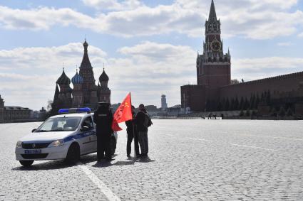 Москва.  Сотрудники полиции проверяют документы у прохожих во время режима самоизоляции на Красной площади.