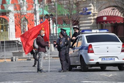 Москва.  Сотрудники полиции проверяют документы у прохожих во время режима самоизоляции на Красной площади.