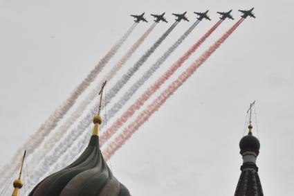 Москва. Штурмовики Су-25 во время репетиции воздушного парада Победы.