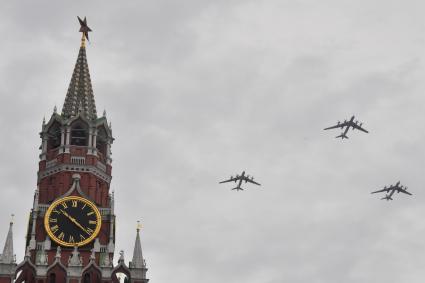 Москва. Стратегические бомбардировщики-ракетоносцы Ту-95 МС во время репетиции воздушного парада Победы.