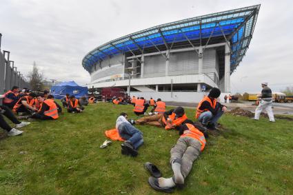 Москва.  Рабочие во время перерыва на стройплощадке временного госпиталя для лечения пациентов с коронавирусной инфекцией в ледовом дворце `Крылатское`.