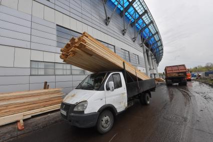 Москва. Строительство временного госпиталя для лечения пациентов с коронавирусной инфекцией в ледовом дворце `Крылатское`.