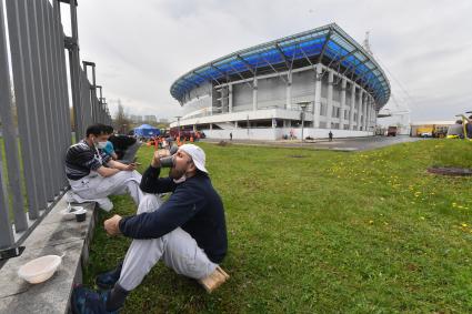 Москва.  Рабочие во время приема пищи на стройплощадке временного госпиталя для лечения пациентов с коронавирусной инфекцией в ледовом дворце `Крылатское`.