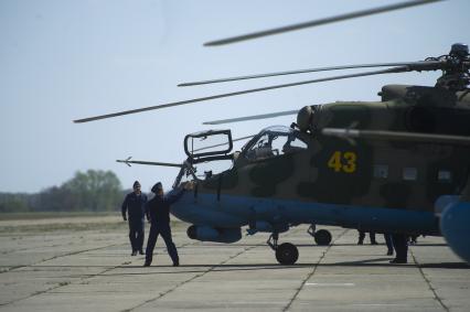 Свердловская область. Каменск-Уральская авиабаза на аэродроме дальней авиации \'Травяны\'. Вертолеты Ми-24 после генеральной репетиции воздушной части парада Победы над Екатеринбургом