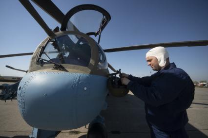 Свердловская область. Каменск-Уральская авиабаза на аэродроме дальней авиации \'Травяны\'. Предполетная подготовка вертолетов Ми-24 перед началом генеральной репетиции воздушной части парада Победы в Екатеринбурге