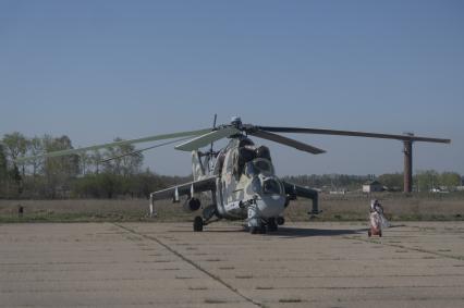 Свердловская область. Каменск-Уральская авиабаза на аэродроме дальней авиации \'Травяны\'. Вертолеты Ми-24 перед началом генеральной репетиции воздушной части парада Победы в Екатеринбурге