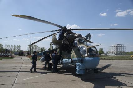 Свердловская область. Каменск-Уральская авиабаза на аэродроме дальней авиации \'Травяны\'. Вертолеты Ми-24 после генеральной репетиции воздушной части парада Победы над Екатеринбургом