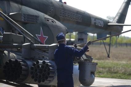 Свердловская область. Каменск-Уральская авиабаза на аэродроме дальней авиации \'Травяны\'. Вертолеты Ми-8 после генеральной репетиции воздушной части парада Победы над Екатеринбургом