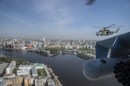 Свердловская область. Каменск-Уральская авиабаза на аэродроме дальней авиации \'Травяны\'. Вертолеты Ми-24 во время генеральной репетиции воздушной части парада Победы над Екатеринбургом