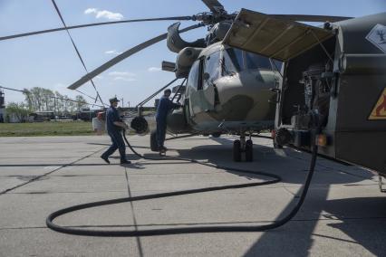 Свердловская область. Каменск-Уральская авиабаза на аэродроме дальней авиации \'Травяны\'. Вертолеты Ми-8 после генеральной репетиции воздушной части парада Победы над Екатеринбургом