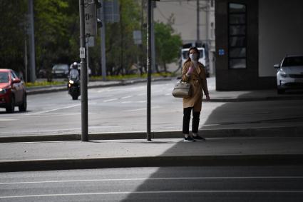 Москва. Девушка в медицинской маске на улице.