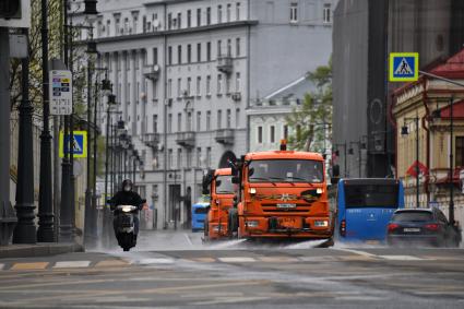 Москва. Поливальные машины на одной из улиц города.