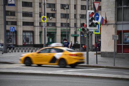 Москва. Автомобиль сервиса `Яндекс.Такси`.