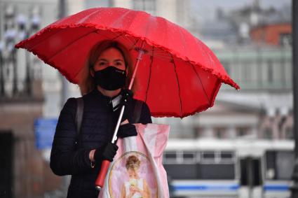 Москва. Девушка в медицинской маске на улице.