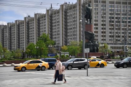 Москва. Женщина в медицинской маске на улице.