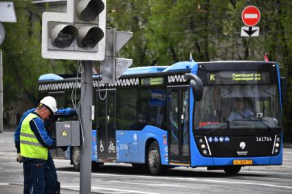 Москва. Маршрутный автобус на одной из улиц города