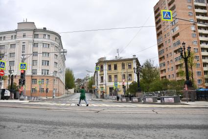 Москва. Девушка переходит дорогу.