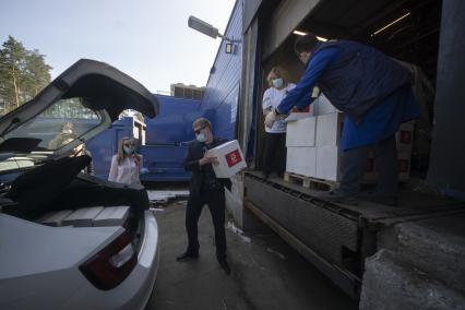 Екатеринбург. Погрузка продуктовых подарочных наборов для участников войны в честь 75-й годовщины победы