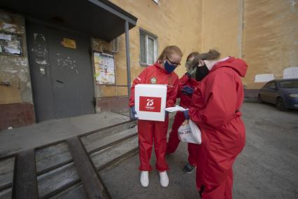 Екатеринбург. Волонтеры доставляют продуктовый подарочный набор домой участнику войны в честь 75-й годовщины победы