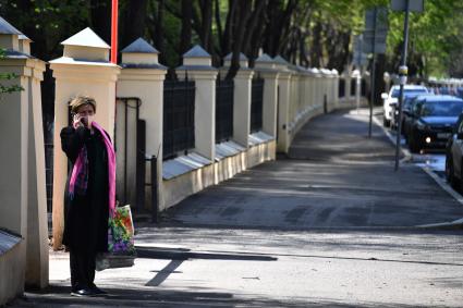 Москва. Женщина в медицинской маске на улице.