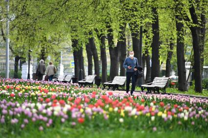 Москва. Мужчина в медицинской маске на улице.