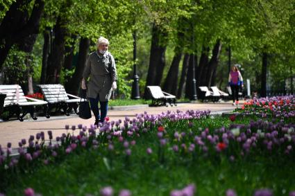 Москва. Женщина с медицинской маской на улице.