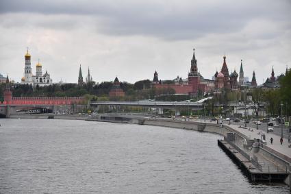 Москва. Вид на Москворецкую набережную, колокольню Ивана Великого, Спасскую башню и Храм Василия Блаженного.