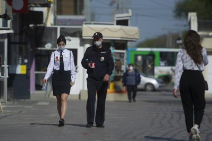 Екатеринбург. Сотрудники полиции патрулируют улицы города во время режима самоизоляции, введеного для нераспространения новой коронавирусной инфекции COVID-19