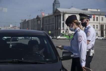 Екатеринбург. Сотрудники ГИБДД вручают водителю светоотражающие значки  наклейки с символикой 75-й годовщины Победы, накануне Дня Победы