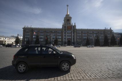 Екатеринбург. Сотрудники ГИБДД вручают водителю светоотражающие значки  наклейки с символикой 75-й годовщины Победы, накануне Дня Победы