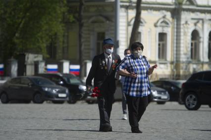 Екатеринбург. Горожане наблюдают за пролетом военной авиации над проспектом Ленина, во время праздничных мероприятий в честь 75-й годовщины победы в ВОВ