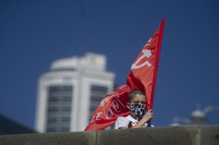 Екатеринбург. Горожане наблюдают за пролетом военной авиации над проспектом Ленина, во время праздничных мероприятий в честь 75-й годовщины победы в ВОВ