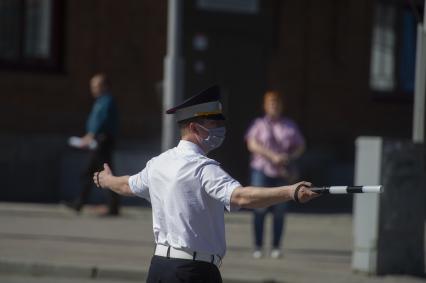 Екатеринбург. Празднование Дня Победы в Екатеринбурге. Сотрудник ГИБДД регулирует дорожное движение во время праздничных мероприятий