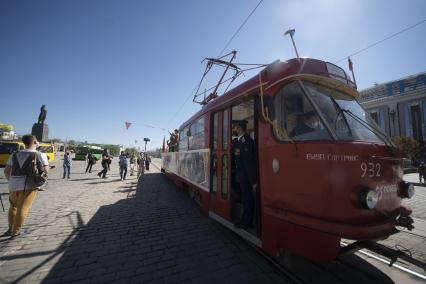 Екатеринбург. \'Трамвай Победы\' с артистами театра ансамбля песни и пляски, во время праздничных мероприятий в честь 75-й годовщины победы в ВОВ