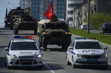 Екатеринбург. Празднование Дня Победы в Екатеринбурге. Колонна военных грузовиков с платформами-баннерами с изображением основных этапов Великой Отечественной войны, перед началом праздничных мероприятий