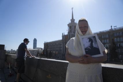 Екатеринбург. Горожане перед началом праздничных мероприятий в честь 75-й годовщины победы в ВОВ, во время режима самоизоляции введеного для нераспространения новой коронавирусной инфекции COVID-19