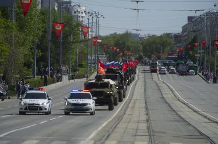 Екатеринбург. Празднование Дня Победы в Екатеринбурге. Колонна военных грузовиков с платформами-баннерами с изображением основных этапов Великой Отечественной войны, на проспекте Ленина во время праздничных мероприятий