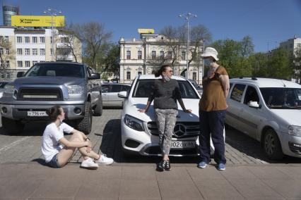 Екатеринбург. Горожане перед началом праздничных мероприятий в честь 75-й годовщины победы в ВОВ, во время режима самоизоляции введеного для нераспространения новой коронавирусной инфекции COVID-19