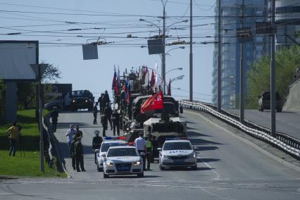 Екатеринбург. Празднование Дня Победы в Екатеринбурге. Колонна военных грузовиков с платформами-баннерами с изображением основных этапов Великой Отечественной войны, перед началом праздничных мероприятий