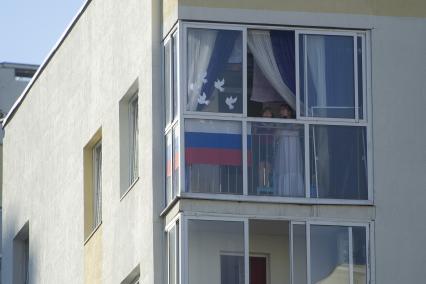 Екатеринбург. Из-за режима самоизоляции введного для нераспространения новой коронавирусной инфекции COVID-19, традиционная акция \'Бессмертный полк\' вместо шествия по центру города прошла в \'домашнем\' формате, совместно с акцией \'Флаг в День Победы\'