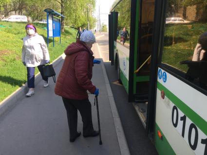 Москва. Пассажиры на остановке общественного транспорта.